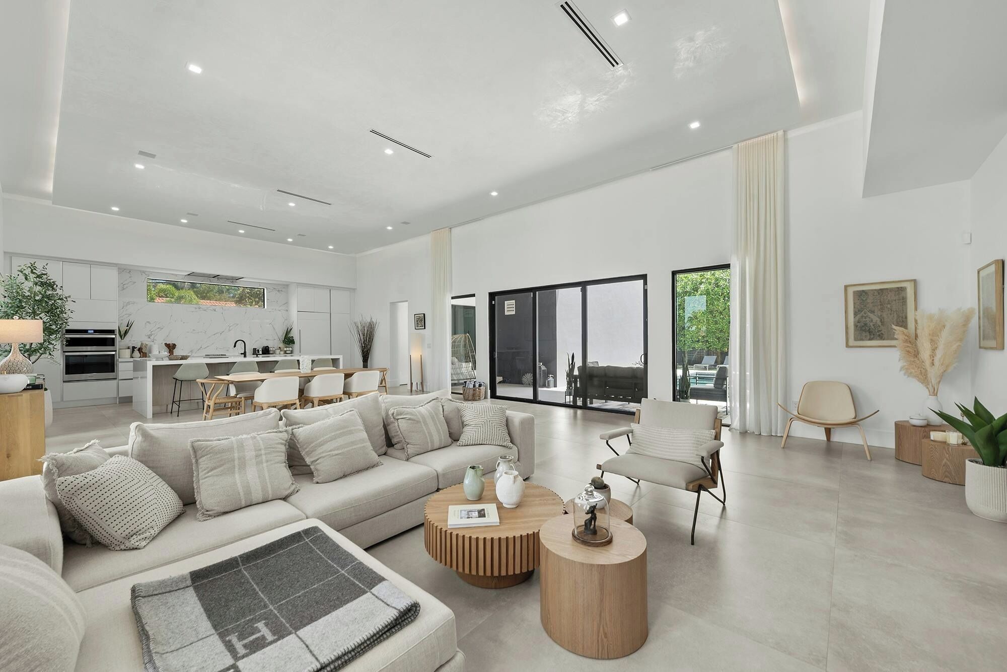 TV connectée, cheminée, table de tennis de table