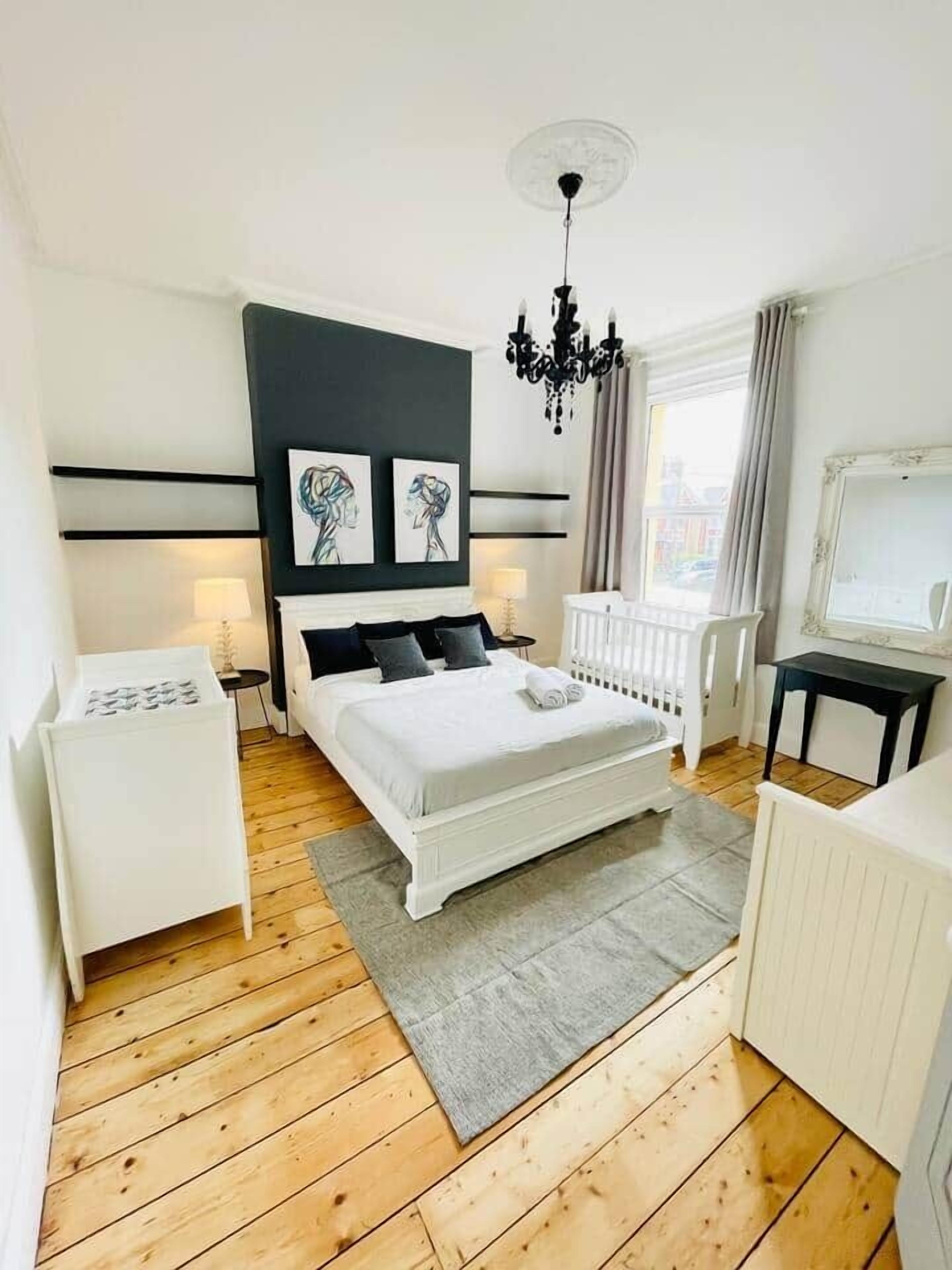 6 slaapkamers, een strijkplank/strijkijzer, wifi, beddengoed