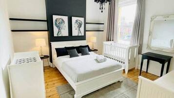 6 slaapkamers, een strijkplank/strijkijzer, wifi, beddengoed
