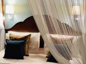 6 bedrooms, iron/ironing board, WiFi, bed sheets