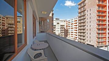 Apartamento familiar, balcón, vistas a la ciudad | Balcón