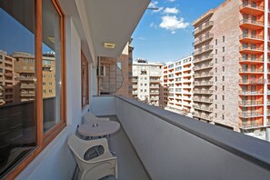 Apartamento familiar, balcón, vistas a la ciudad | Balcón