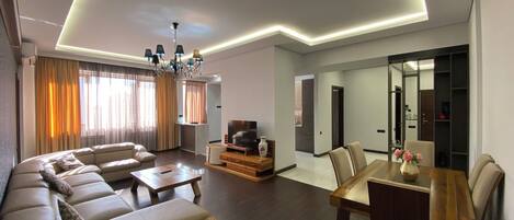 Apartemen Keluarga, balkon, pemandangan kota | Area keluarga | Televisi layar datar 50-inci dengan saluran TV kabel