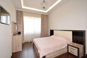 Apartamento familiar, balcón, vistas a la ciudad | Tabla de planchar con plancha y wifi gratis