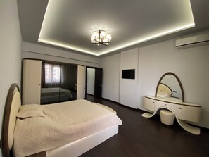 Apartemen Keluarga, balkon, pemandangan kota | Setrika/meja setrika dan Wi-Fi gratis