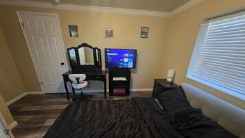 5 bedrooms, iron/ironing board, WiFi, bed sheets