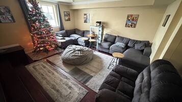 Smart TV, chimenea y libros