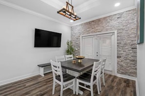 Dine in style—meals taste better on vacation. - Entire Midtown Tampa Retreat – 4BR, 3BA, 3 Kitchens, Sleeps 9 (Tampa)