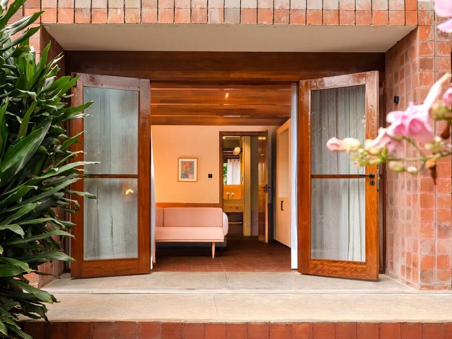 Luxe kamer | Een kluis op de kamer, een bureau, een laptopwerkplek