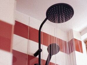 Secador de pelo, pantuflas, toallas, jabón