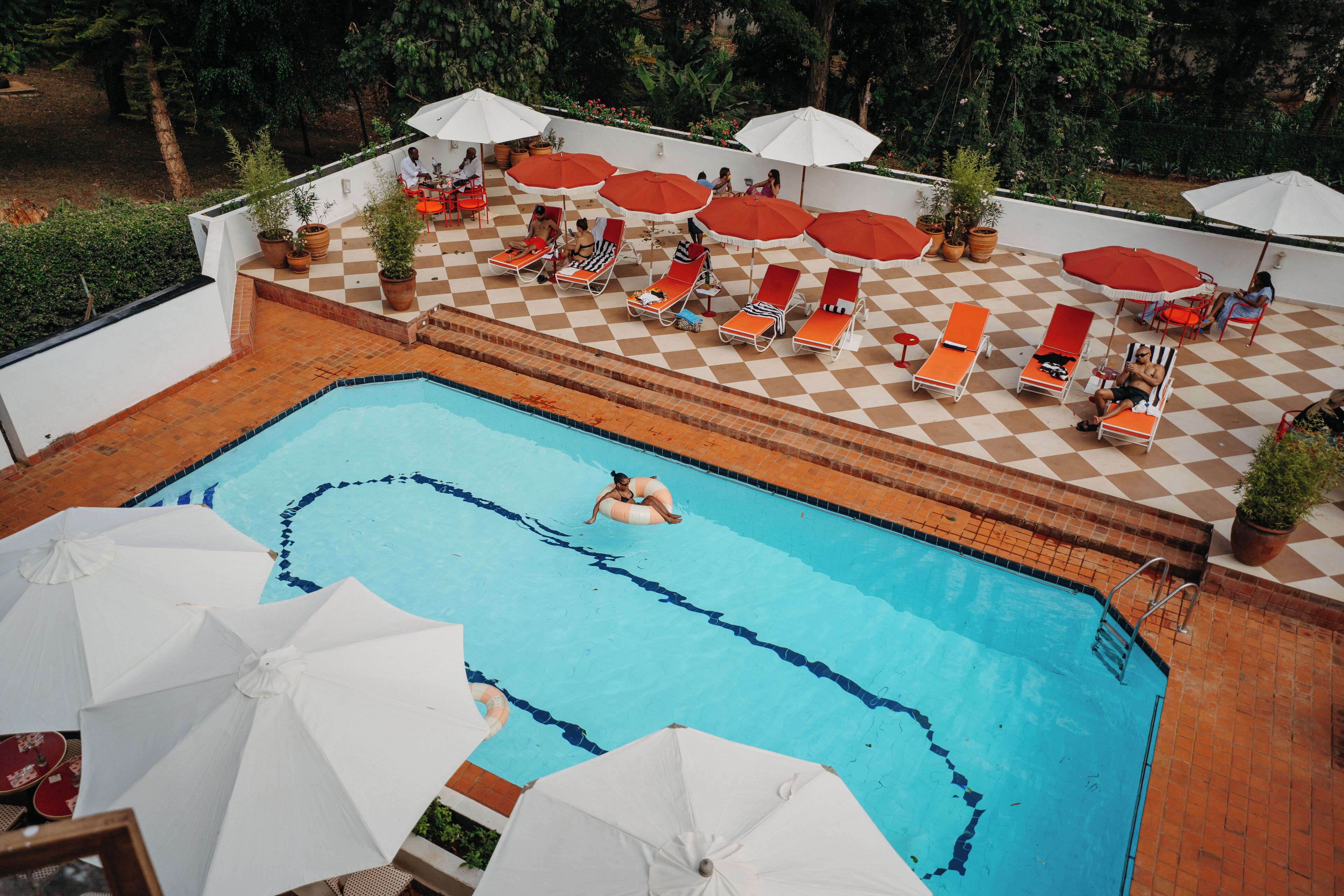 Una piscina al aire libre