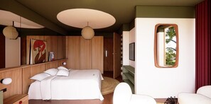 Standard Room, 1 Queen Bed, Non Smoking, Ground Floor | In-room safe, desk, laptop workspace, iron/ironing board