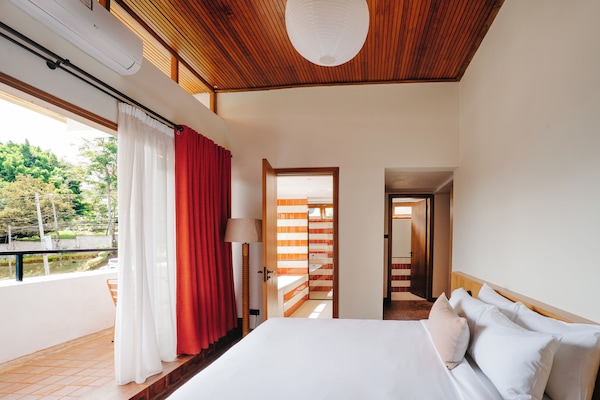 Caja de seguridad en la habitación y escritorio