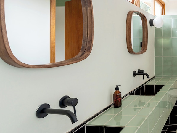 Ooh Lala | Salle de bain | Sèche-cheveux, chaussons, serviettes fournies, savon