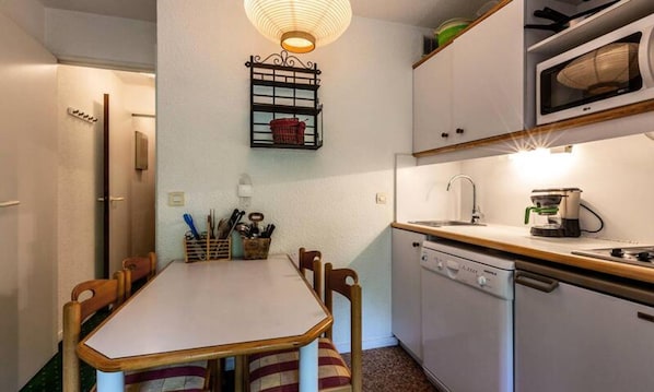 Frigorífico, microondas, lavavajillas y utensilios de cocina