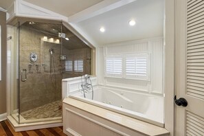 Douche, baignoire à jets, sèche-cheveux, serviettes fournies