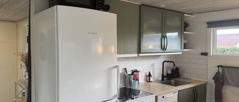 ثلاجة، ميكروويف، غسالة أطباق، مستلزمات طهي/أطباق/أوعية