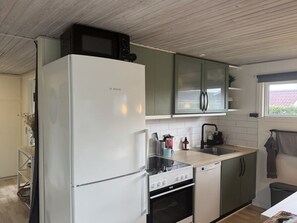 Kjøleskap, mikrobølgeovn, oppvaskmaskin og kjøkkenutstyr