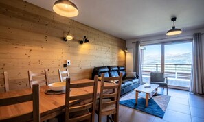 Living area - Apartment in Les Arcs With Spa Access (Bourg-Saint-Maurice)