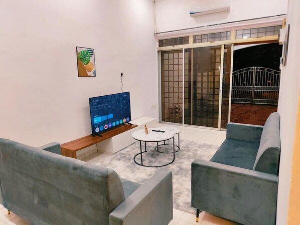 Standard Villa | Living area | TV - Taman Desa Kulai (Kulai)