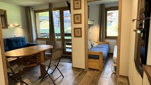 Living area - Apartment in Meribel Near Ski Slopes (Les Allues)