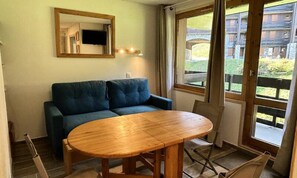 Living area - Apartment in Meribel Near Ski Slopes (Les Allues)