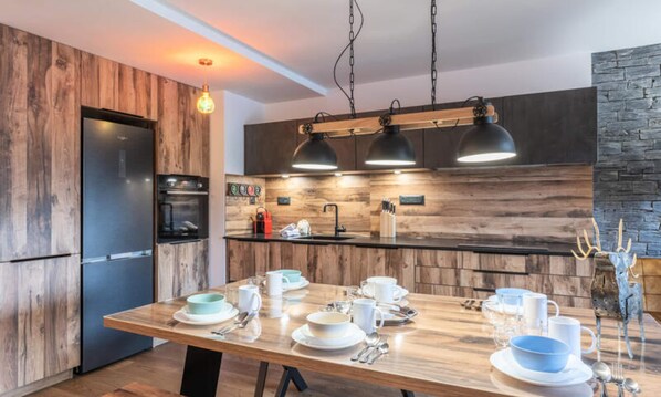 Geschirrspüler, Wasserkocher mit Kaffee-/Teezubehör, Wasserkocher