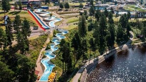 Vesipuisto, jossa on useita liukumäkiä ja keinotekoinen virta.