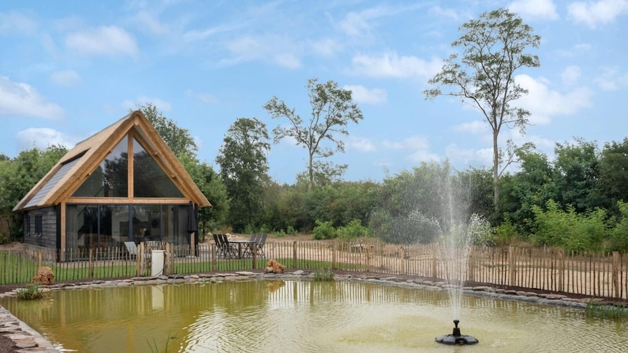 Modern Lodge Stay With Pond View