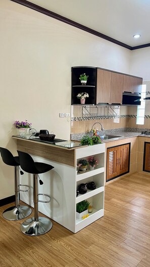 Refrigerador, microondas, tostadora, utensilios de cocina