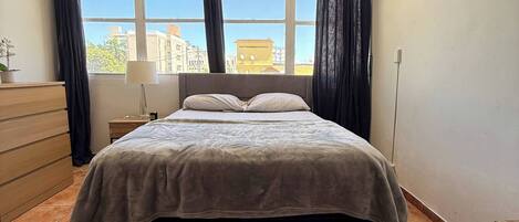 1 habitación, tabla de planchar con plancha, internet y ropa de cama