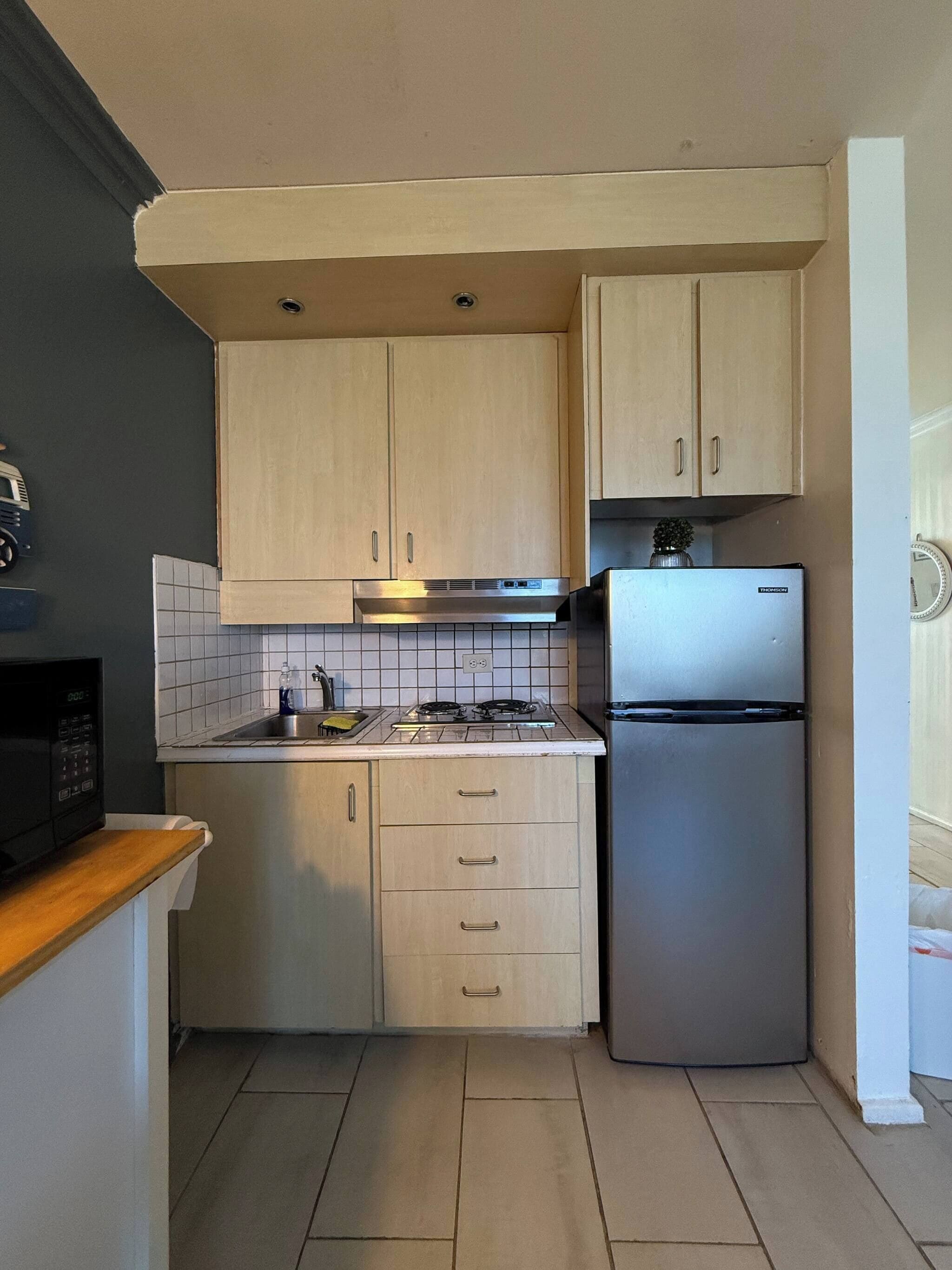 Frigorifero, microonde, piano cottura, macchina per tè/caffè