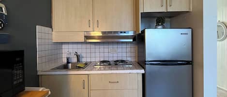 ثلاجة، ميكروويف، موقد طهي مسطح، ماكينة لصنع القهوة/الشاي