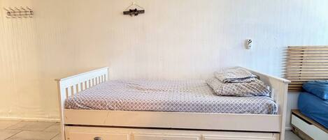 1 bedroom, iron/ironing board, internet, bed sheets
