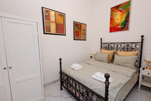 1 habitación, tabla de planchar con plancha y cuna de viaje