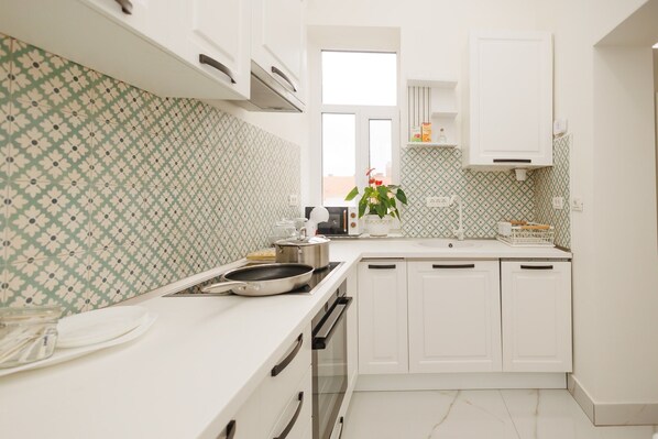 Frigorifero, microonde, forno, piano cottura