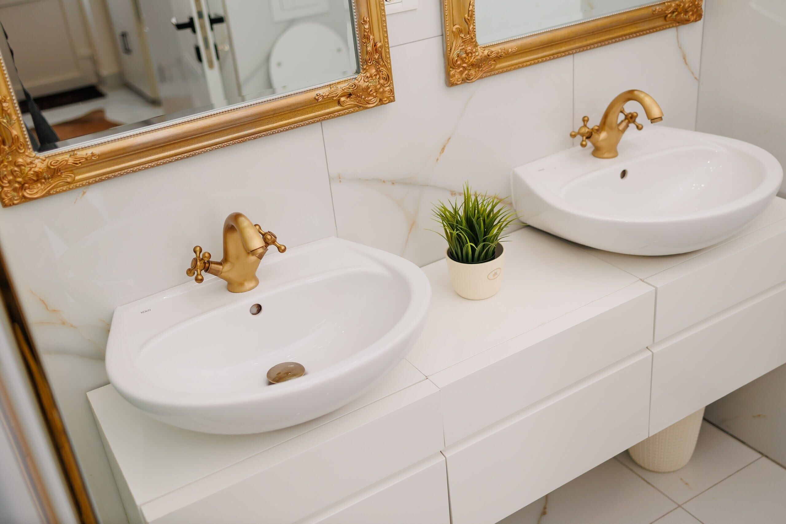 تجهيزات دش، مجففات شعر، مناشف، صابون