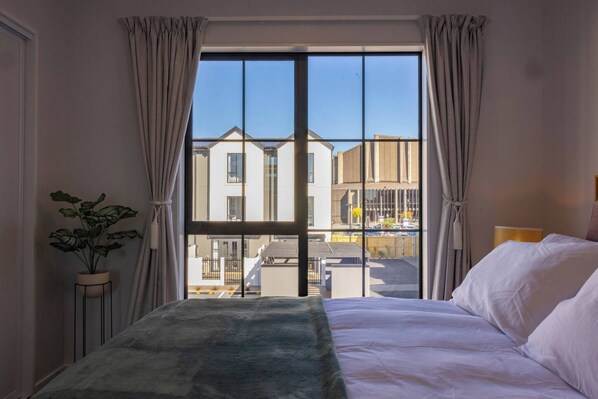 2 bedrooms, iron/ironing board, internet, bed sheets