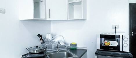 Réfrigérateur, micro-ondes, plaque de cuisson