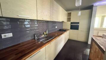 Frigorífic, forn, placa de cuina i cafetera i tetera