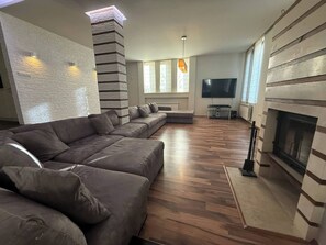 Una televisión, una chimenea