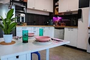 Refrigerador, microondas, horno y cafetera y tetera