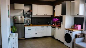 Fridge, microwave, oven, coffee/tea maker