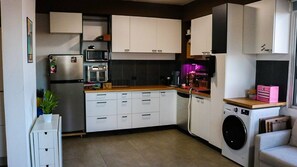 Refrigerador, microondas, horno y cafetera y tetera 