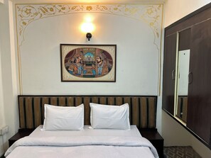 Standard Double Room | Soundproofing, iron/ironing board, free WiFi