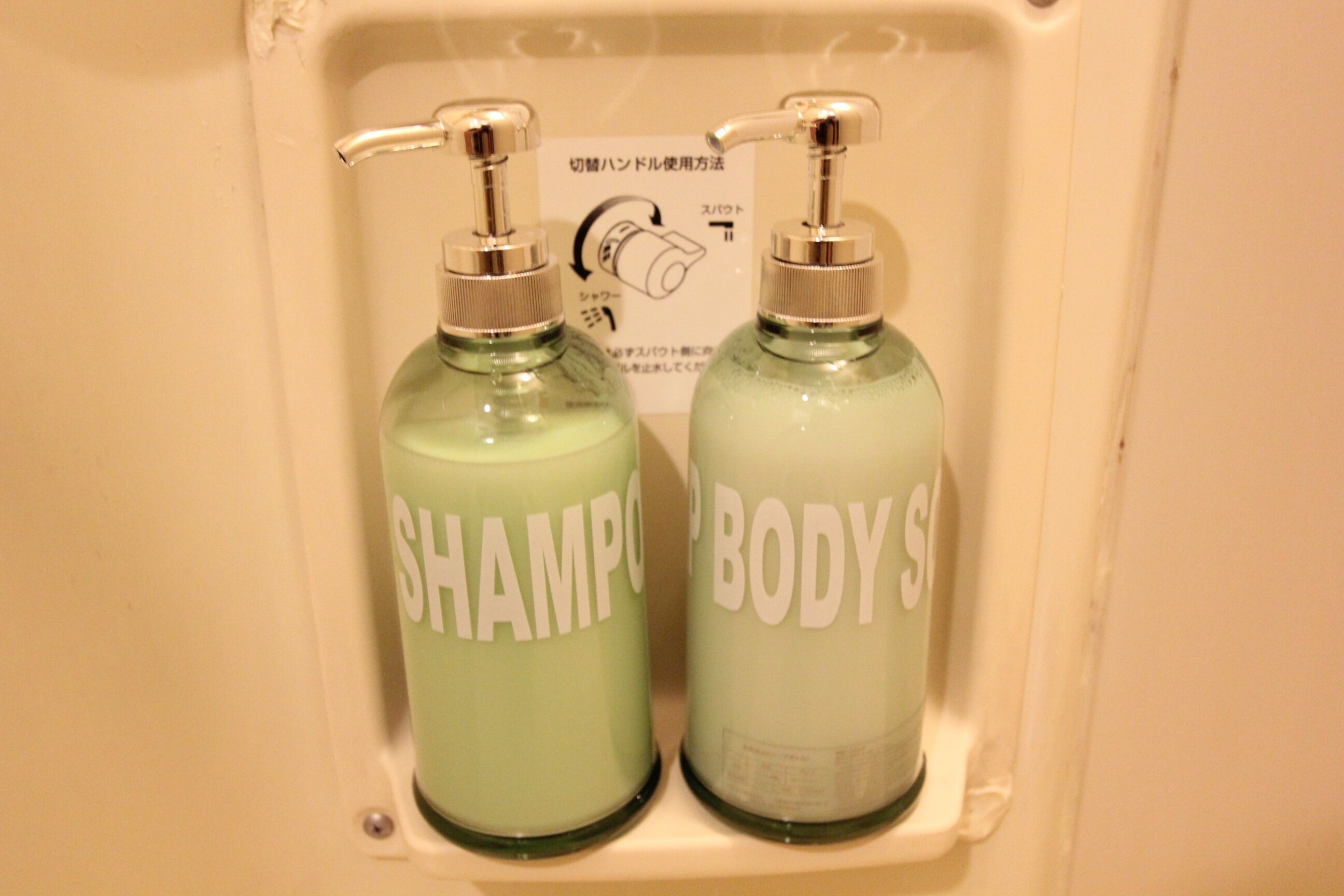 Een haardroger, handdoeken, zeep, toiletpapier