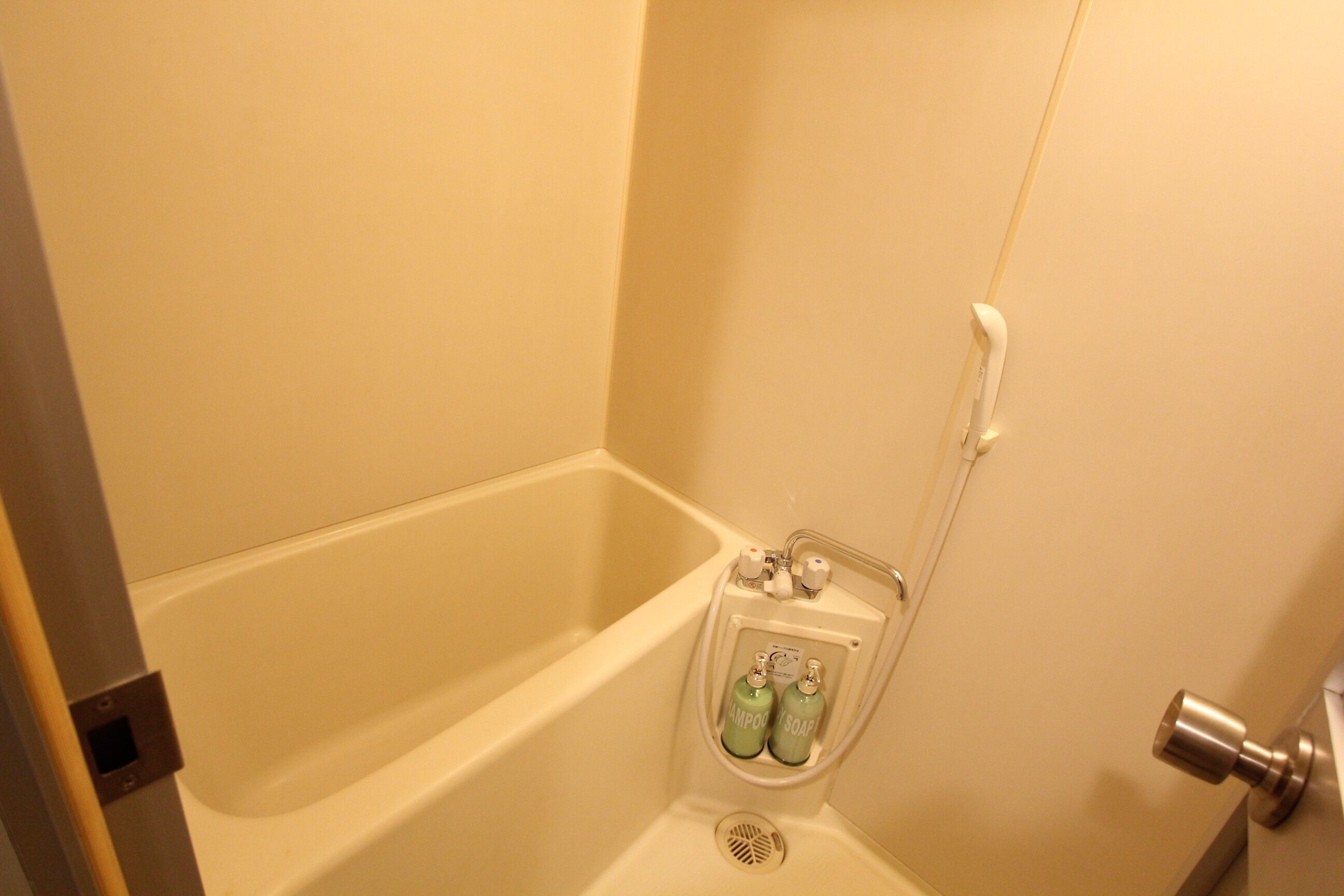 Sèche-cheveux, serviettes fournies, savon, papier toilette