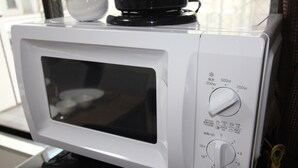 Un four à micro-ondes blanc doté d’un écran numérique et de boutons de commande.