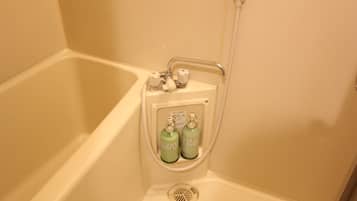 Een haardroger, handdoeken, zeep, toiletpapier