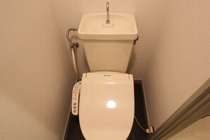 ヘアドライヤー、タオル、石鹸、トイレットペーパー